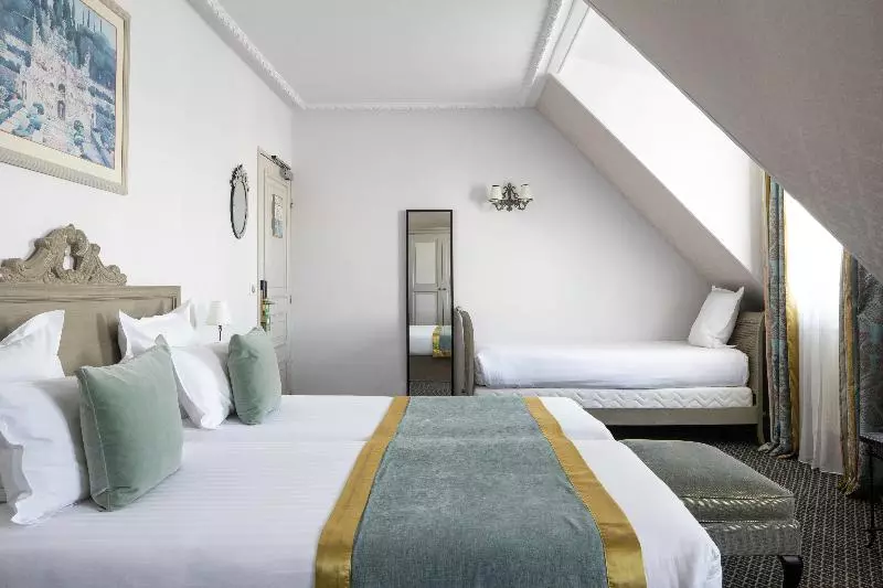 Chambre Triple Standard, Bradford Elysees  Astotel