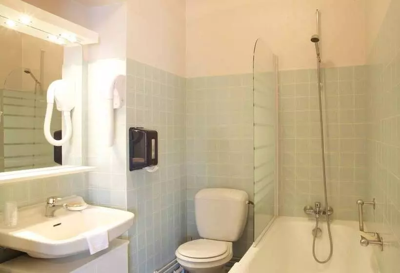 Standard Neljän Hengen Huone, Hôtel De L Aviation
