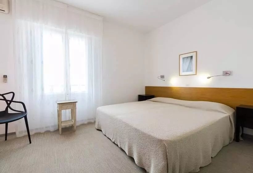 اتاق راحتی با چشم‌انداز دریا, Cala Di L Oru