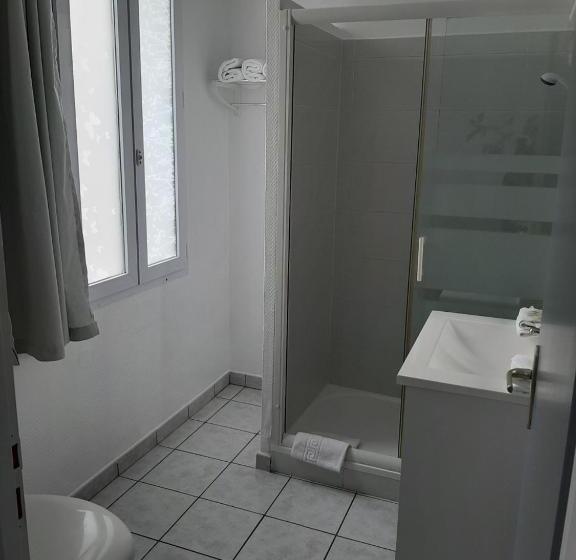 标准间内部标间, Camille