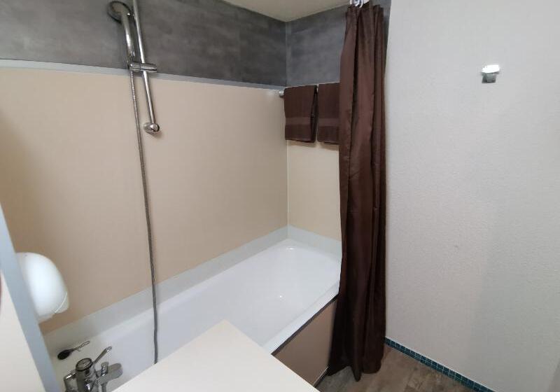 חדר סטנדרט לארבעה, Carlit