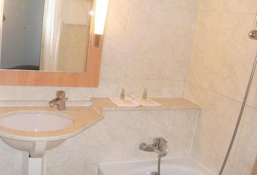 スタンダードトリプルルーム, Logis Hôtel Des Lacs Paris Sud