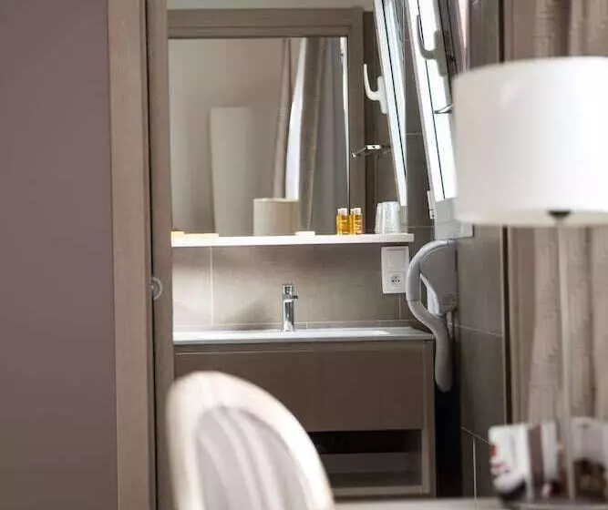 اتاق اکونومی, Hôtel Casabella