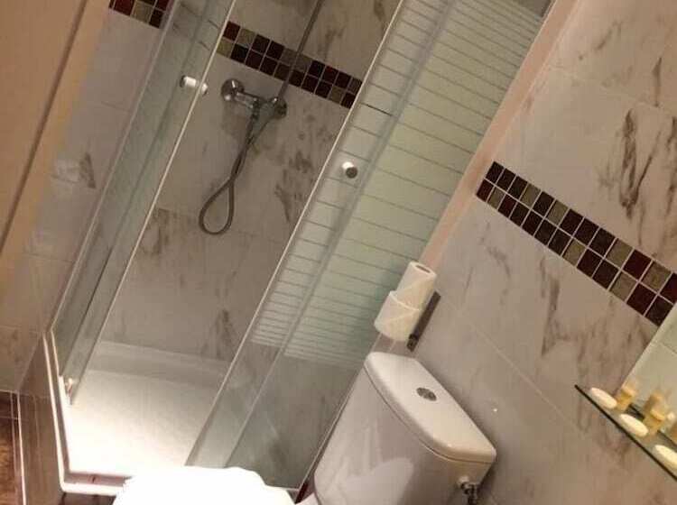 스탠다드 트리플 룸, Hôtel Des Arcades