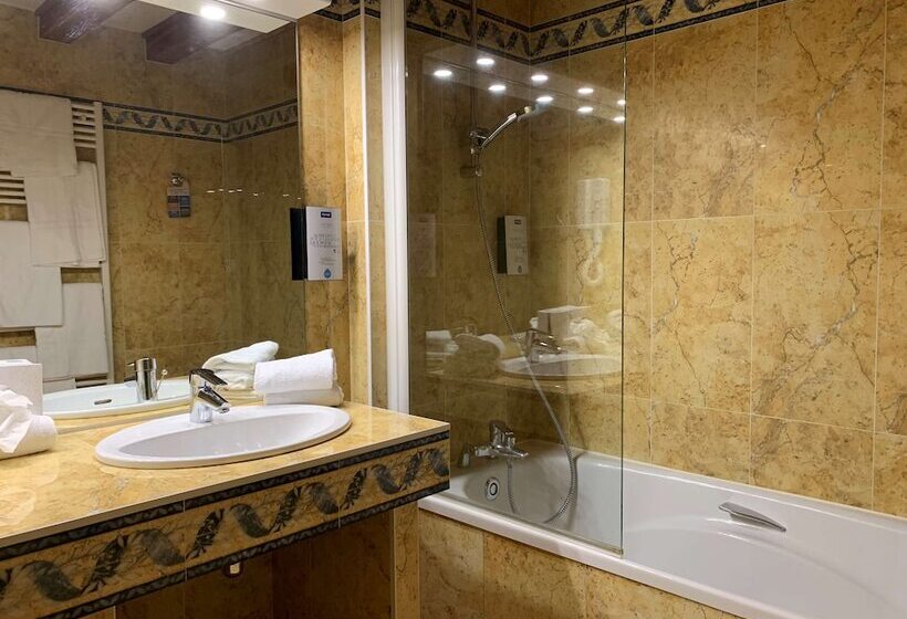 家庭间, Kyriad Saumur Hyper Centre Hôtel Appartements Et Spa Soins Sothys Paris