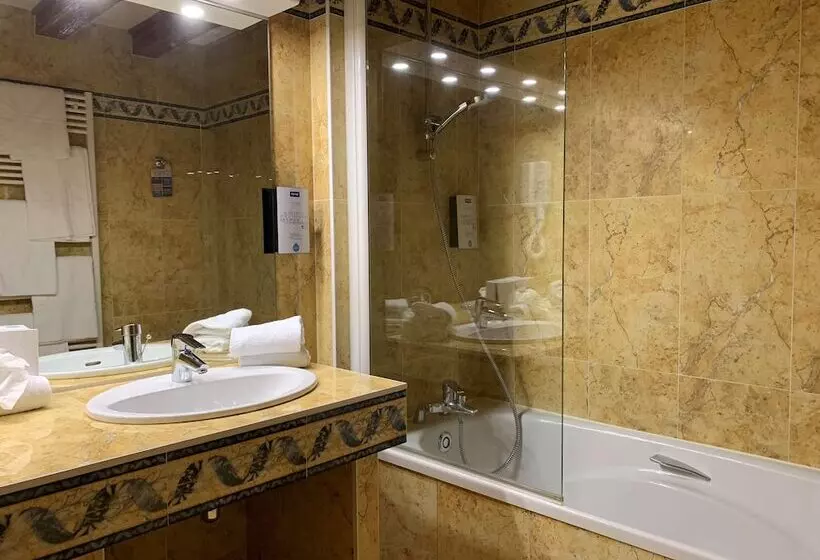 اتاق خانوادگی, Kyriad Saumur Hyper Centre Hôtel Appartements Et Spa Soins Sothys Paris