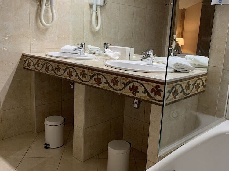 家庭间, Kyriad Saumur Hyper Centre Hôtel Appartements Et Spa Soins Sothys Paris