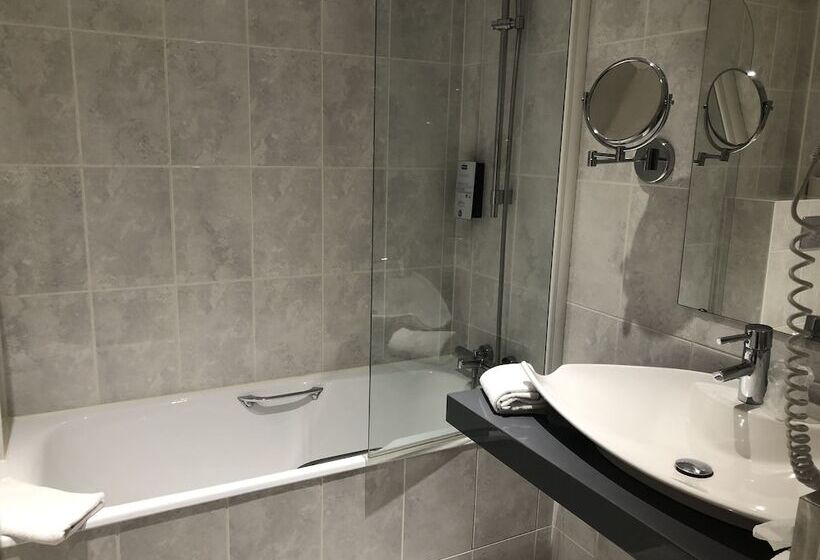 标准三人间, Kyriad Saumur Hyper Centre Hôtel Appartements Et Spa Soins Sothys Paris