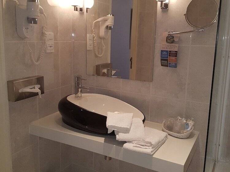 Номер Стандарт Трехместный, Kyriad Saumur Hyper Centre Hôtel Appartements Et Spa Soins Sothys Paris
