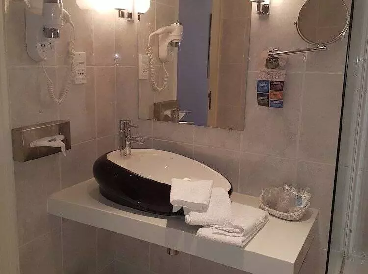 اتاق استاندارد سه نفره, Kyriad Saumur Hyper Centre Hôtel Appartements Et Spa Soins Sothys Paris