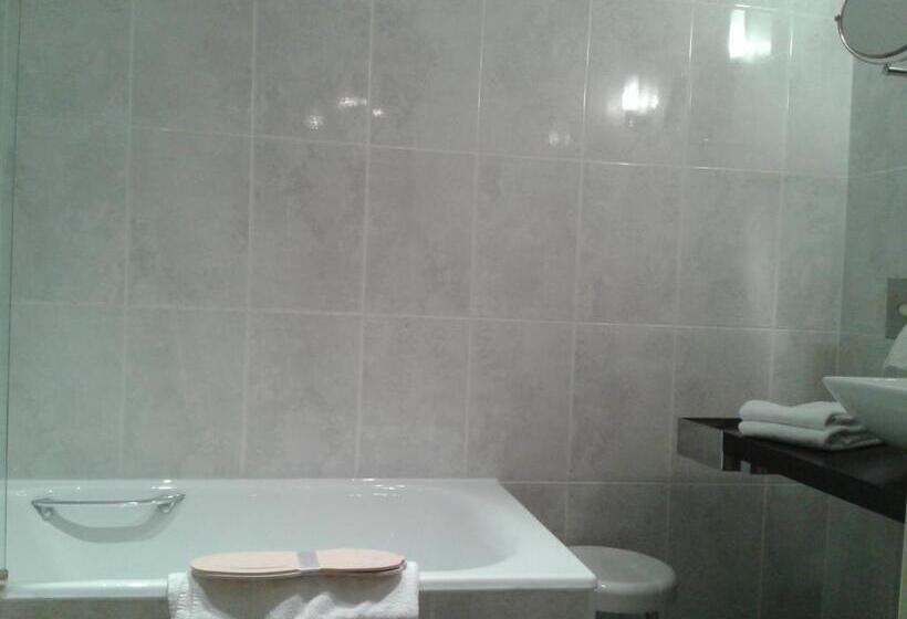 Семейный Номер, Kyriad Saumur Hyper Centre Hôtel Appartements Et Spa Soins Sothys Paris