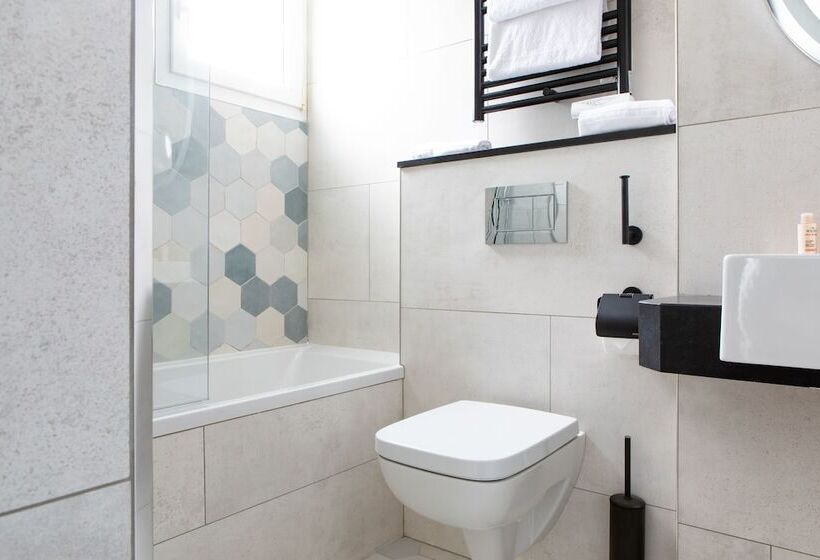 Chambre Standard, Maison Mère