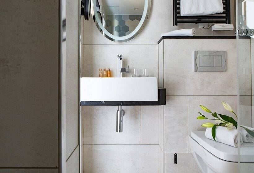 Chambre Standard, Maison Mère