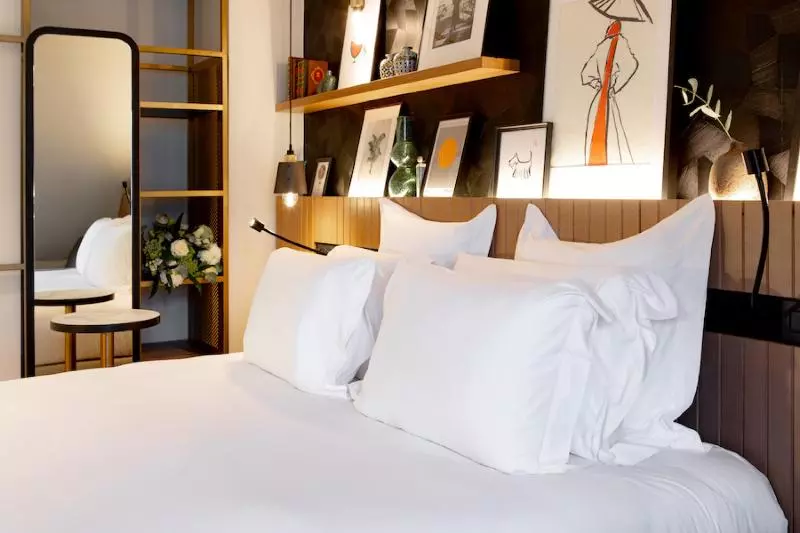 Chambre Deluxe, Maison Mère
