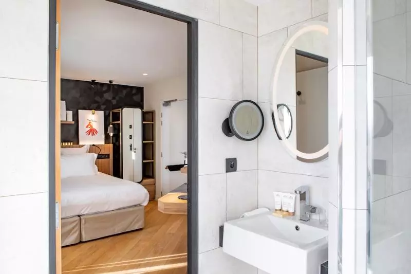 Chambre Deluxe, Maison Mère
