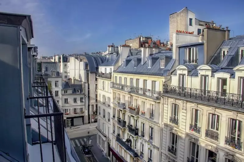 Suite, Maison Mère