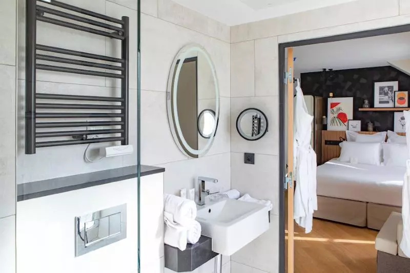 Suite, Maison Mère