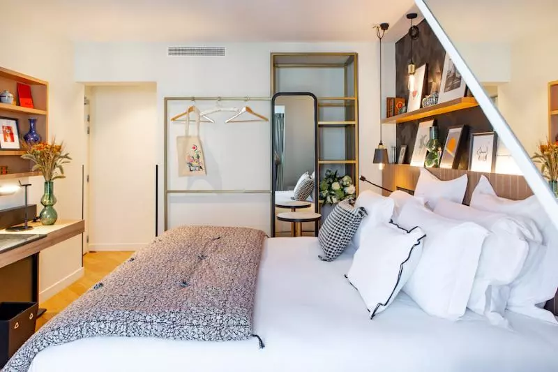Suite, Maison Mère