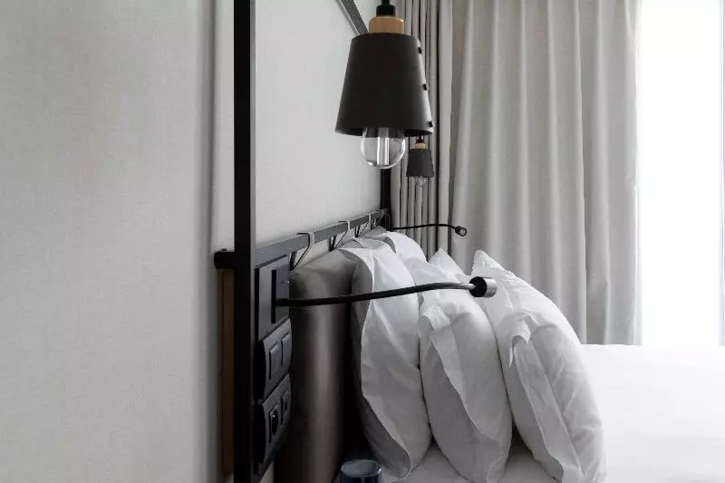 Chambre Standard, Maison Mère