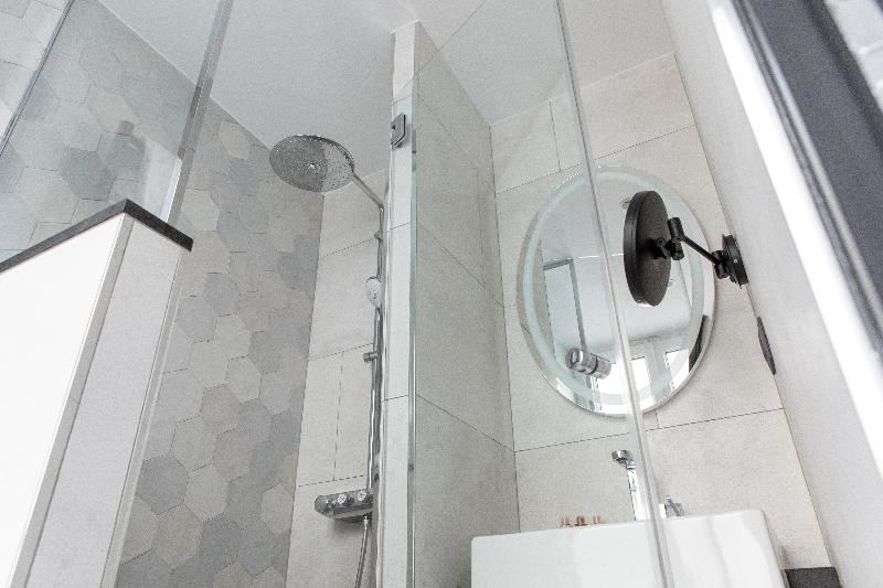 Chambre Standard, Maison Mère