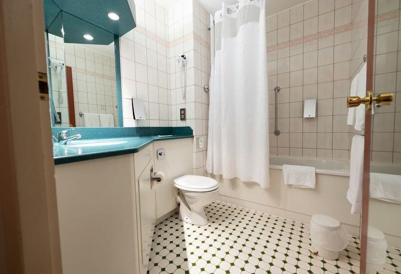 Номер Стандарт 2 Двуспальные Кровати, Holiday Inn Calais Centre, An Ihg