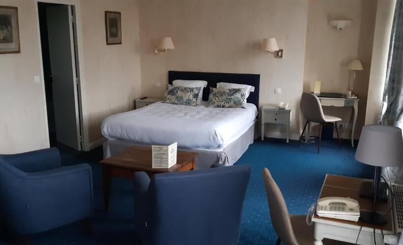 اتاق خانوادگی با چشمانداز باغ, Hôtel Le D Avaugour