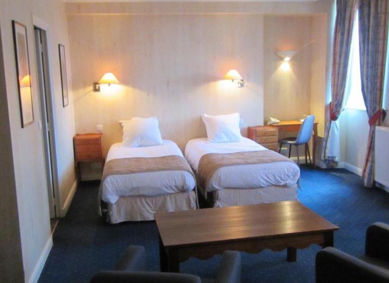 اتاق خانوادگی با چشمانداز باغ, Hôtel Le D Avaugour