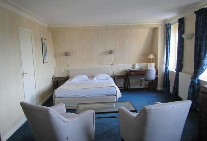 اتاق خانوادگی با چشمانداز باغ, Hôtel Le D Avaugour