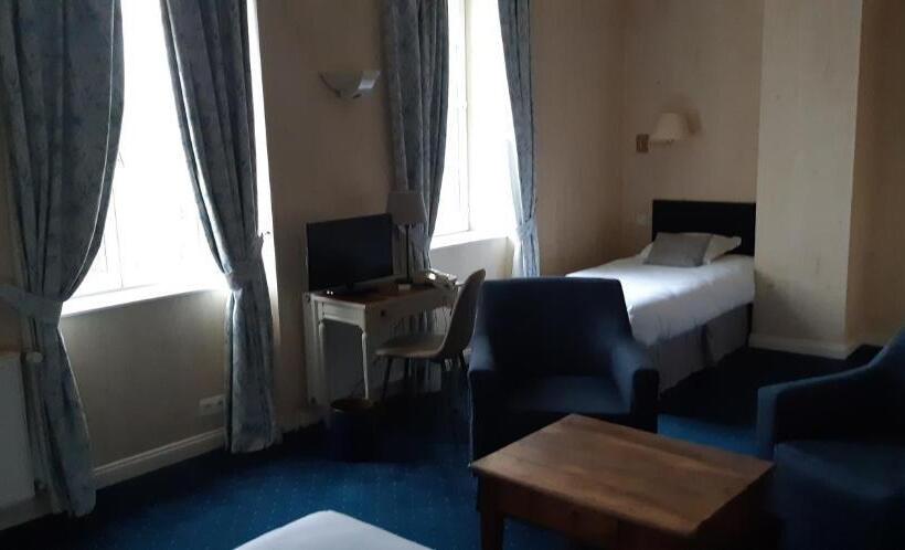 اتاق خانوادگی با چشمانداز باغ, Hôtel Le D Avaugour