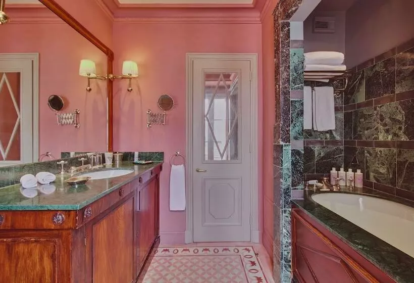 Chambre Supérieure, L Hôtel