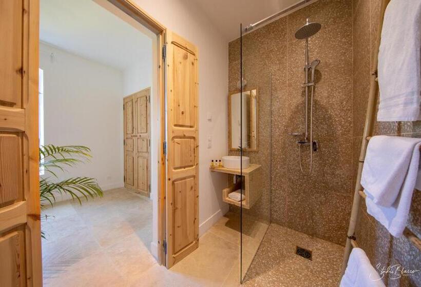 חדר משפחתי, Moulin De La Roque