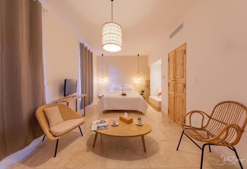 חדר משפחתי, Moulin De La Roque