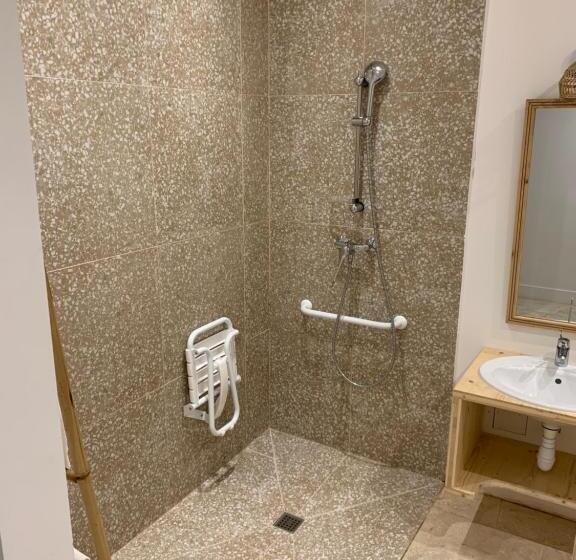 חדר סטנדרט מותאם לאדם עם מוגבלויות, Moulin De La Roque