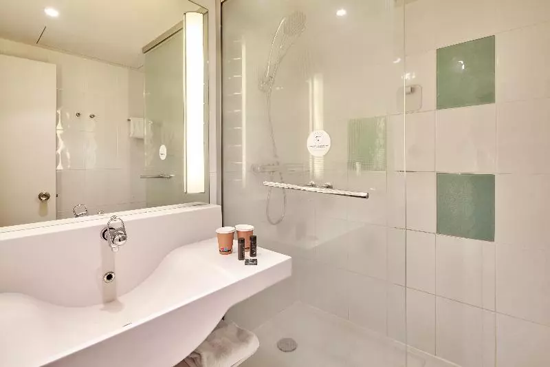 اتاق استاندارد سه نفره, B&b Hotel Cergy Port 4 étoiles