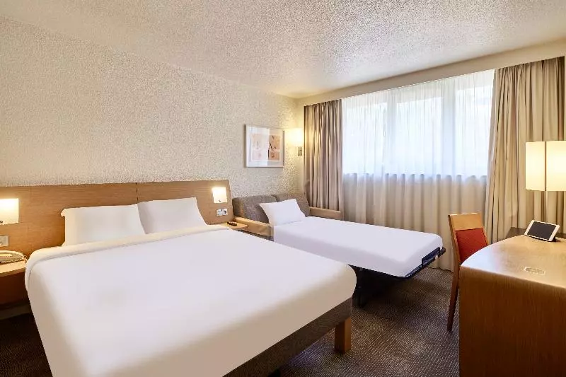 اتاق استاندارد سه نفره, B&b Hotel Cergy Port 4 étoiles