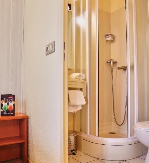 Номер Стандарт Трехместный, Brit Hotel Chambery