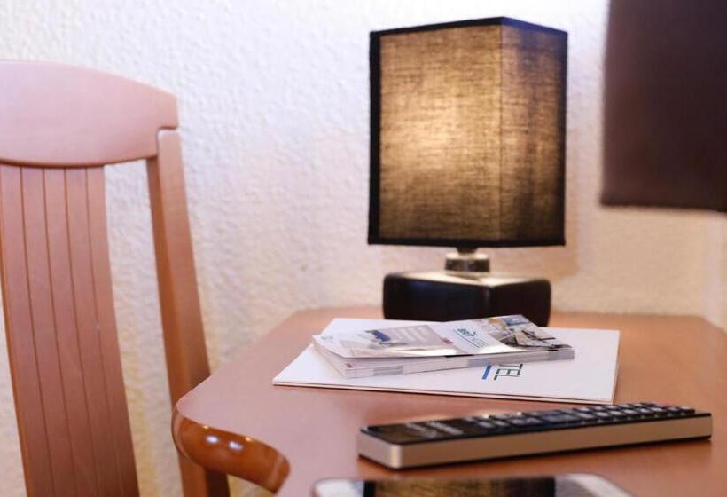 Семейный Номер, Brit Hotel Chambery