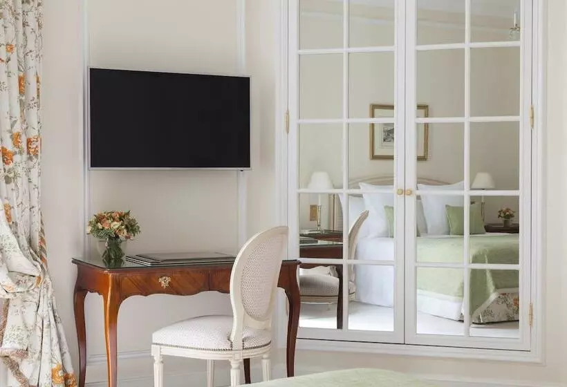 Chambre Supérieure, Le Bristol Paris, Oetker Hotels