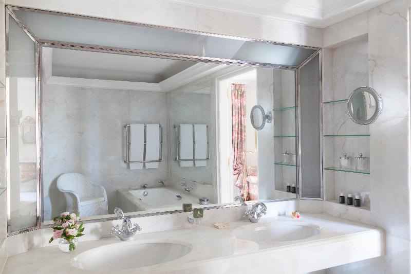 Junior Suite Vue Jardin, Le Bristol Paris  An Oetker Collection