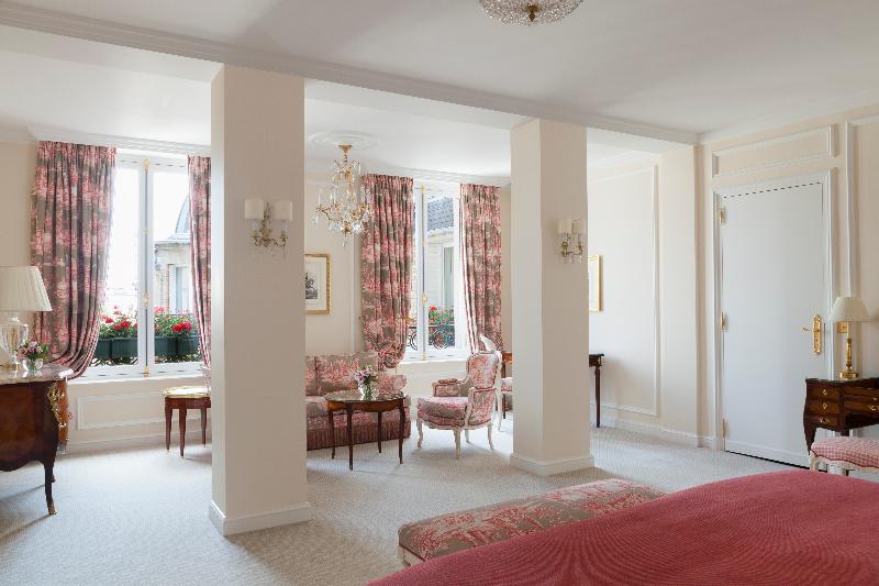 Junior Suite Vue Jardin, Le Bristol Paris  An Oetker Collection