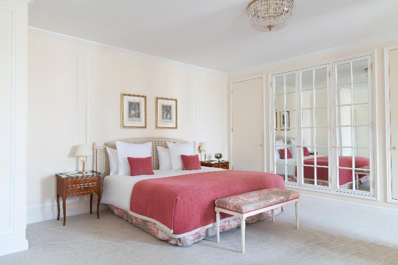 Junior Suite Vue Jardin, Le Bristol Paris  An Oetker Collection