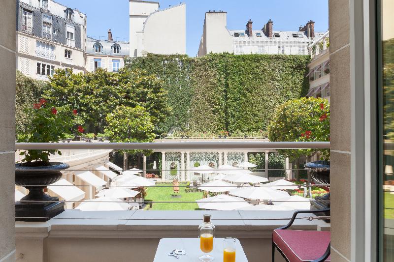 Chambre Deluxe Vue Jardin, Le Bristol Paris  An Oetker Collection