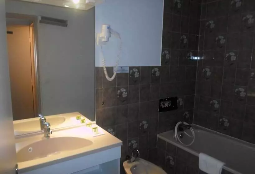 Standard Kolmen Hengen Huone, Le Catinat Fleuri