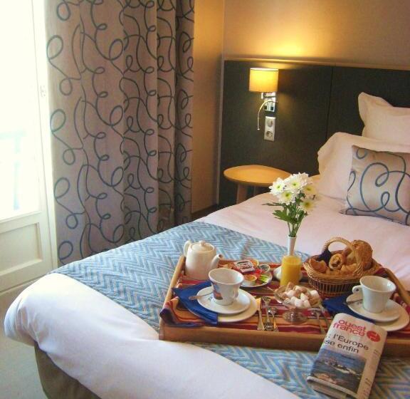 חדר סופריור עם נוף לים ומרפסת, Logis Hôtel Restaurant Le Goyen