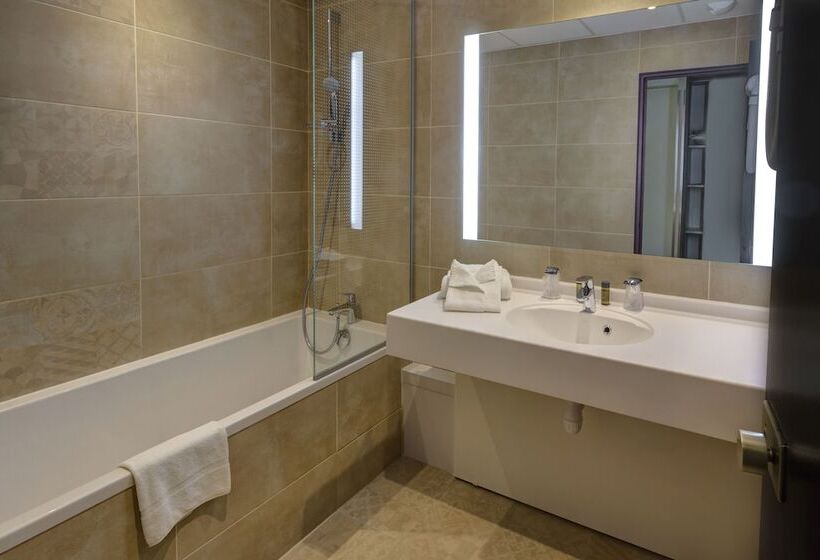 غرفة عائلية, Arles Plaza