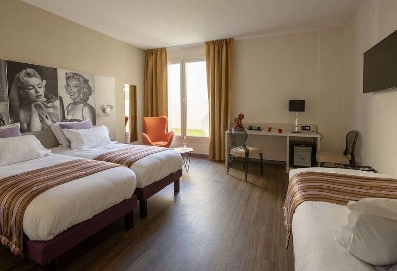 غرفة عائلية, Arles Plaza