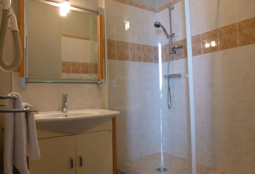 スタンダードルーム, Regina Roscoff