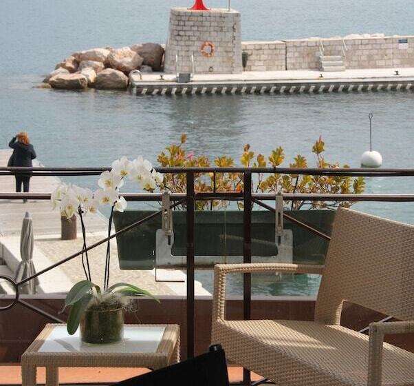 جناح مطلّ علي البحر, Welcome