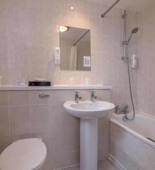 غرفة عائلية, Crewe Arms