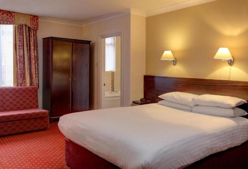 غرفة عائلية, Crewe Arms